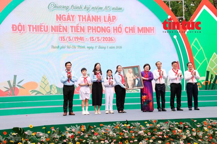 Lãnh đạo TP Hồ Chí Minh tặng bức tranh “Bác Hồ với thiếu nhi” đến Đội TNTP Hồ Chí Minh TP Hồ Chí Minh.