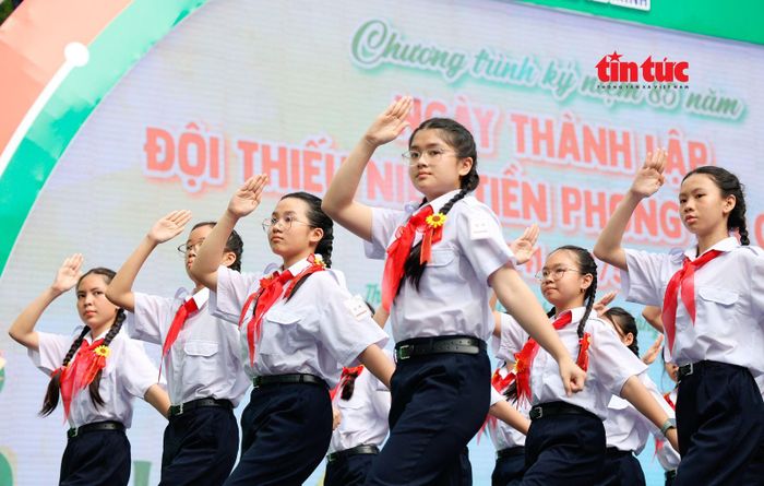 Các Liên đội xuất sắc đại diện các cụm thi đua tham gia Hội thi Nghi thức Đội TP Hồ Chí Minh năm học 2025 - 2026 diễu hành tại chương trình.