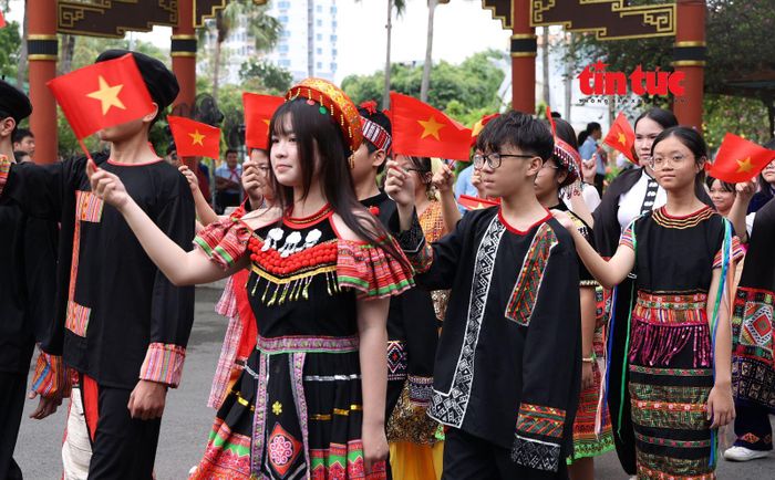 Chương trình diễu hành chào mừng 85 năm Ngày thành lập Đội Thiếu niên Tiền phong Hồ Chí Minh do các đội viên, thiếu nhi Thành phố thể hiện.