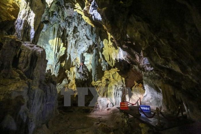 Phía trong hang Cốc Bó, nơi Bác Hồ đã từng nghỉ ngơi và làm việc. Ảnh: Trọng Đạt/TTXVN