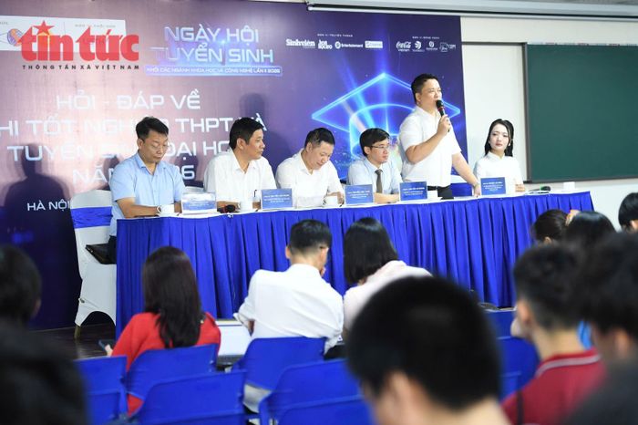 Các chuyên gia đến từ Bộ Giáo dục và Đào tạo, các trường đại học... chia sẻ.