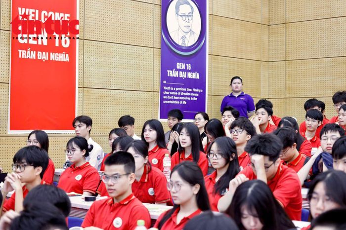 Học sinh nghe thông tin tuyển sinh đại học 2026 về ngành học mới.