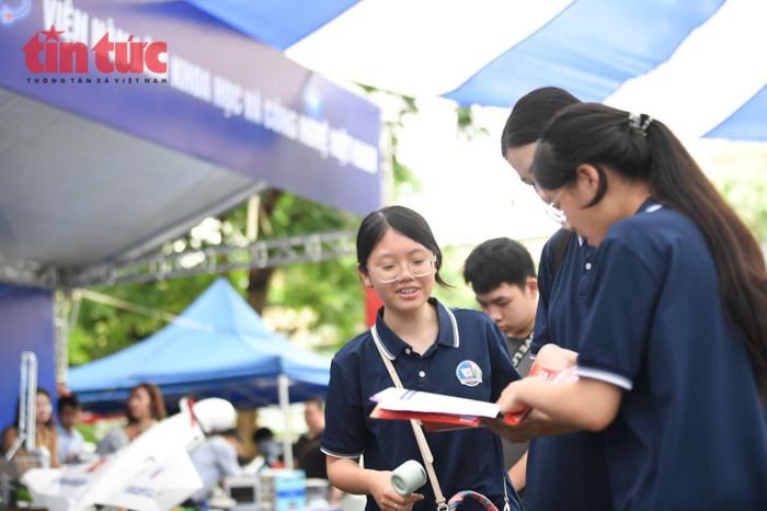 Các em hào hứng với thông tin tuyển sinh đến từ nhiều trường Đại học có đào tạo về ngành khoa học và công nghệ.