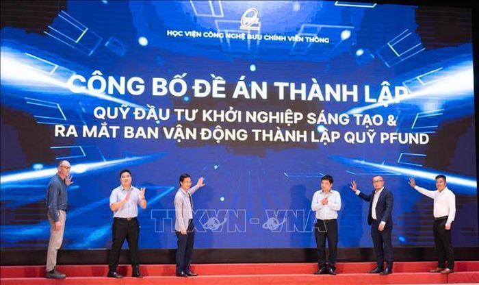 Các đại biểu thực hiện nghi thức công bố Đề án thành lập Quỹ đầu tư khởi nghiệp sáng tạo trong khuôn khổ sự kiện. Ảnh: Hoàng Vân/TTXVN