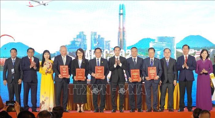Lãnh đạo tỉnh An Giang trao biên bản thỏa thuận hợp tác với các nhà đầu tư. Ảnh: Văn Sĩ/TTXVN