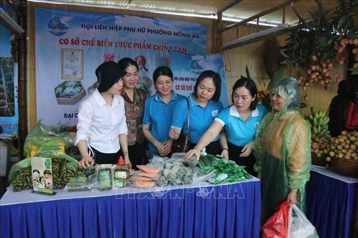 Các gian trưng bày, giới thiệu sản phẩm tiêu biểu của phụ nữ Hải Phòng tại sự kiện.