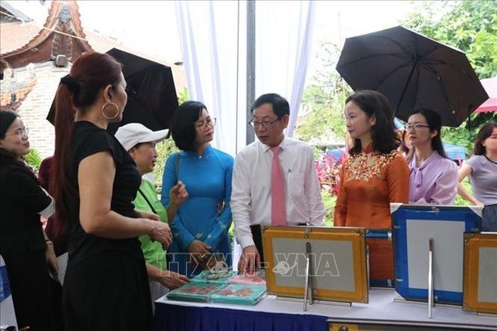 Các đại biểu tham quan không gian trưng bày giới thiệu sản phẩm tiêu biểu của phụ nữ Hải Phòng.