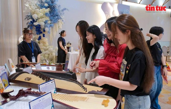Các bạn trẻ tìm hiểu các nhạc cụ truyền thống.