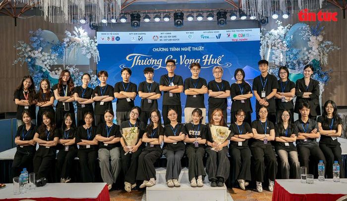 Nhóm các bạn trẻ Trường Đại học Văn hóa thực hiện chương trình.