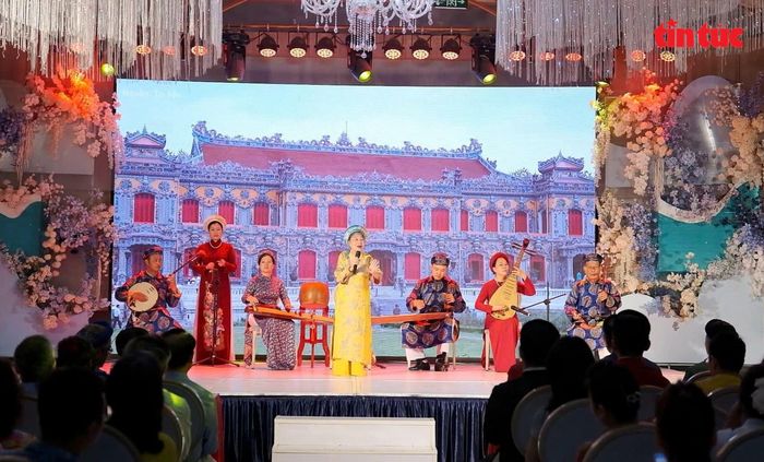 Các nghệ sĩ biểu diễn Ca Huế.