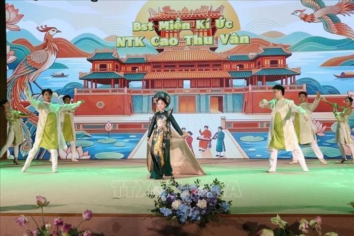 Trình diễn bộ sưu tập áo dài “Miền ký ức” của Nhà thiết kế Cao Thu Vân.