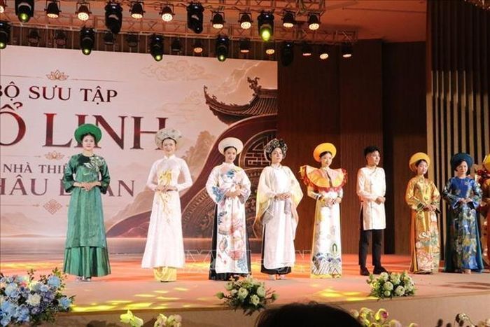 Trình diễn bộ sưu tập áo dài “Cổ Linh” của Nhà thiết kế Châu Loan.