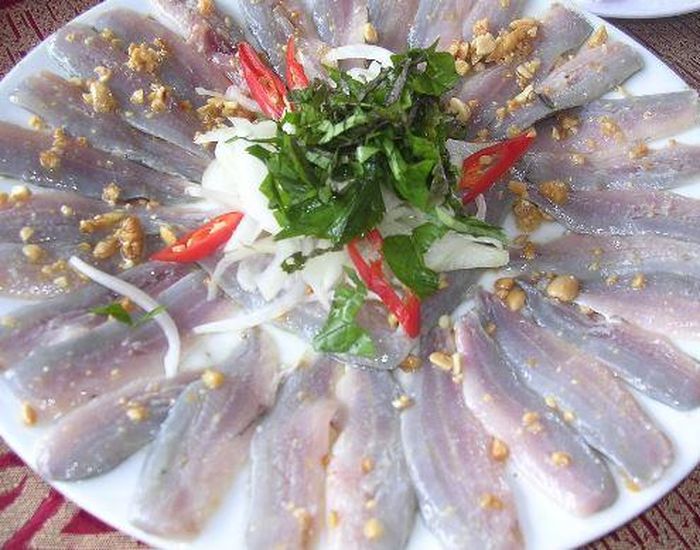 Để phòng ngừa bệnh sán lá gan, không nên ăn gỏi cá và các loại thực phẩm chế biến từ cá chưa nấu chín...(Ảnh minh họa)