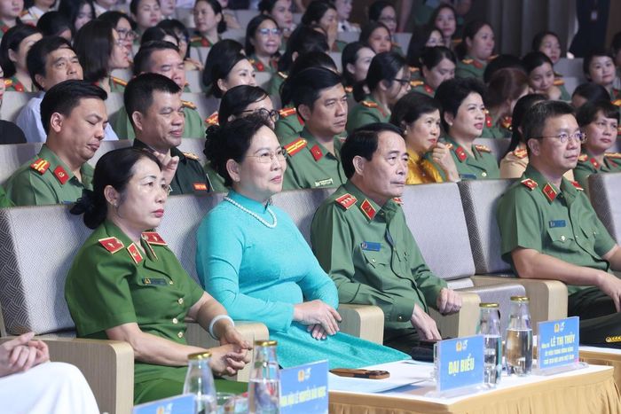 Thượng tướng Lê Quốc Hùng (hàng đầu, thứ 2 từ phải sang), Ủy viên TƯ Đảng, Thứ trưởng Bộ Công an; bà Lê Thị Thủy (hàng đầu, thứ 3 từ phải sang), Ủy viên TƯ Đảng, Phó Chủ tịch UBTƯ MTTQ Việt Nam, Chủ tịch Hội LHPN Việt Nam, cùng các đại biểu dự chương trình
