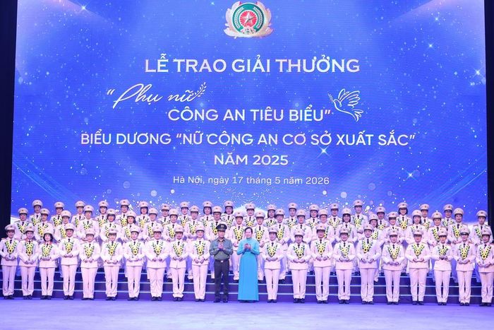 Thượng tướng Lê Quốc Hùng, Ủy viên TƯ Đảng, Thứ trưởng Bộ Công an và Lê Thị Thủy, Ủy viên TƯ Đảng, Phó Chủ tịch UBTƯ MTTQ Việt Nam, Chủ tịch Hội LHPN Việt Nam, tuyên dương 68 cá nhân "Nữ Công an cơ sở xuất sắc" năm 2025