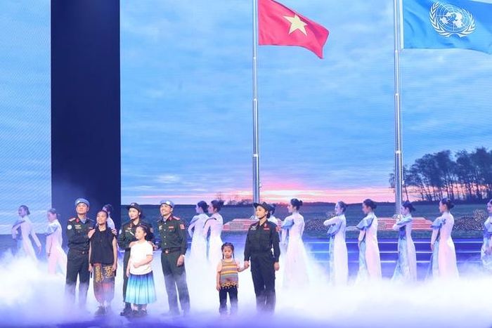 Chương trình giao lưu nghệ thuật "Tỏa sáng từ niềm tin của Nhân dân" gây xúc động với nhiều thông điệp ý nghĩa