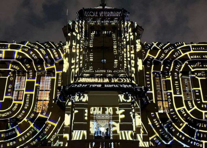 Qua công nghệ trình chiếu 3D mapping trên tường công trình 19 Lê Thánh Tông, những cái tên của Đại học Quốc gia Hà Nội bằng tiếng Pháp, chữ Hán, tiếng Việt và tên các lãnh đạo nhà trường được kể lại, như bày tỏ sự tri ân đối với những trang sử vẻ vang của ngôi trường trăm năm lịch sử.