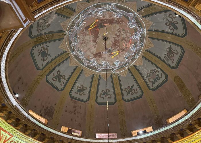 Tác phẩm trình chiếu 3D mapping về đôi phượng và bát bửu trên trần công trình, từng gây ấn tượng mạnh trong Lễ hội Thiết kế Sáng tạo 2024, được thực hiện lại.