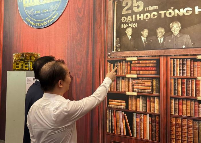 Hội trường Lê Văn Thiêm được tái hiện lại với dáng vẻ của thư viện cổ ở châu Âu, điểm lại các dấu mốc quan trọng trong lịch sử hình thành và phát triển của nhà trường. Những đại biểu đến tham quan, từng là sinh viên nhà trường, như tìm thấy những ký ức của mình qua triển lãm.