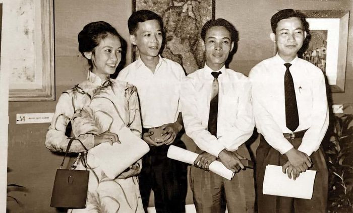 Từ trái, các họa sĩ: Tố Oanh, Nghiêu Đề, Cù Nguyễn, Trần Kim Hùng trong một cuộc triển lãm tại Sài Gòn trước 1975. Ảnh tư liệu: Tuấn Nhiphong