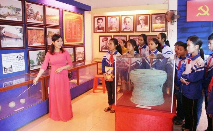 Học sinh tham gia giờ học ngoại khóa lịch sử tại Nhà trưng bày truyền thống An toàn khu II (xã Hoàng Vân).