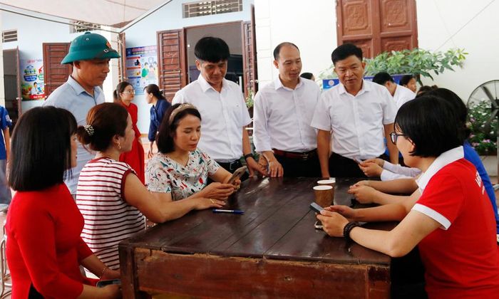  Các đại biểu tham quan khu vực hỗ trợ người dân sử dụng dịch vụ công trực tuyến. 