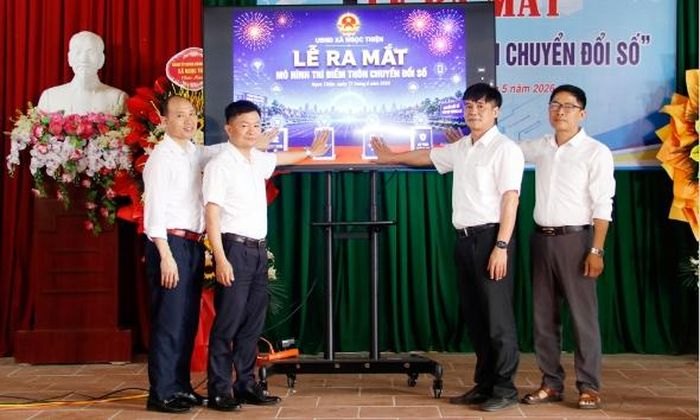  Các đồng chí lãnh đạo Sở Khoa học và Công nghệ, xã Ngọc Thiện, thôn Hoàng Vân bấm nút ra mắt "Thôn chuyển đổi số". 