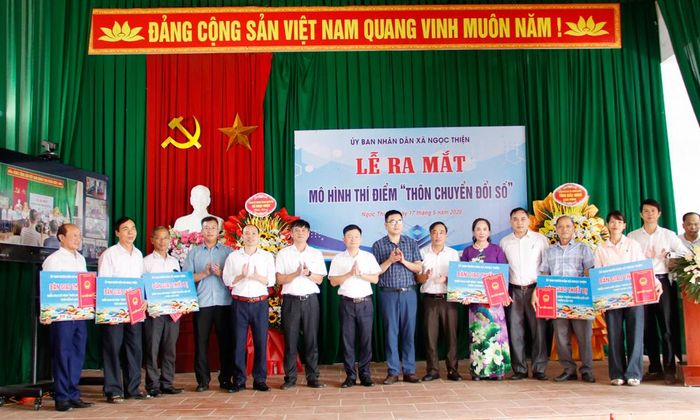  Các đồng chí lãnh đạo chúc mừng các thôn tham gia điểm mô hình "Thôn chuyển đổi số". 