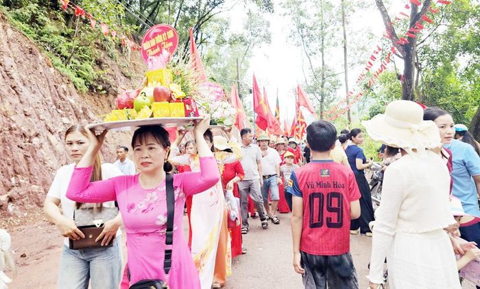  Đông đảo Nhân dân, du khách dâng lễ về các đền tại Lễ hội Đền Suối Mỡ. 