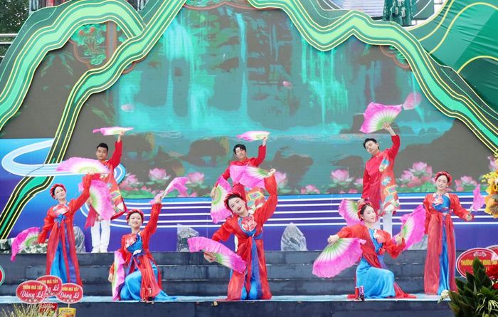  Tiết mục đặc sắc trong chương trình nghệ thuật “Suối Mỡ – Miền đất thiêng tỏa sáng” tại lễ khai mạc. 