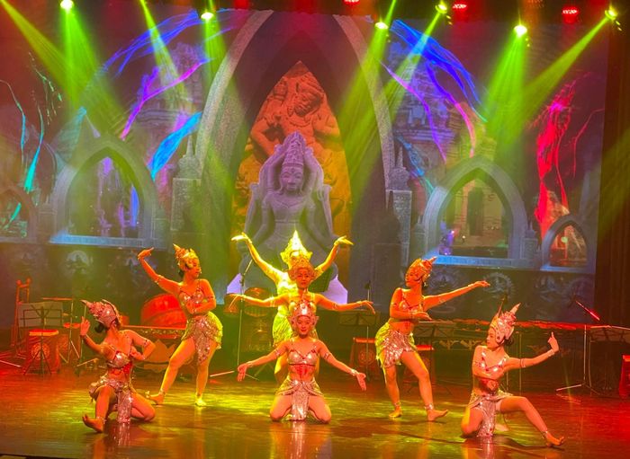 Biểu diễn vũ điệu Apsara tại Nhà hát Tuồng Nguyễn Hiển Dĩnh. Ảnh: V.L
