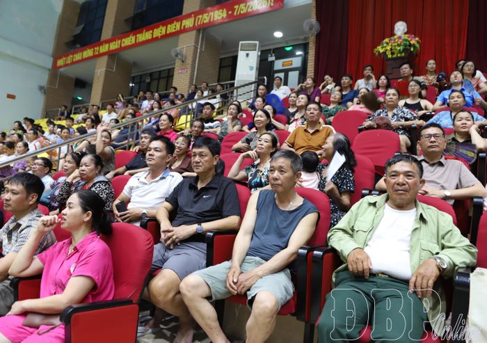 Đông đảo khán giả đến xem và cổ vũ các đội thi đấu.