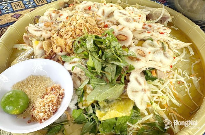 Gỏi gà măng cụt - món ăn đặc sắc được du khách ưa chuộng khi đến các điểm vườn trái cây.