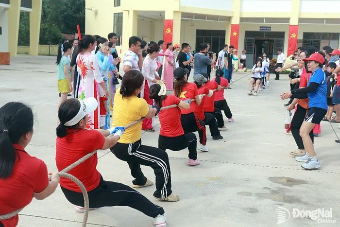 Chung kết môn kéo co nữ, Trường THPT Trị An xuất sắc giành chức vô địch. Ảnh: Quang Huy