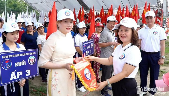 Lãnh đạo xã tặng cờ lưu niệm cho các khối tham dự đại hội.