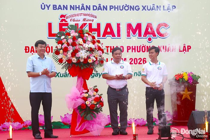 Phó Giám đốc Báo và Phát thanh, Truyền hình Đồng Nai Hoàng Bình Long tặng hoa chúc mừng đại hội. Ảnh: An Nhơn