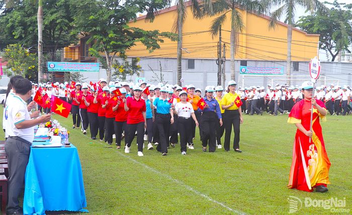 Các đoàn diễu hành tại đại hội. Ảnh: An Nhơn