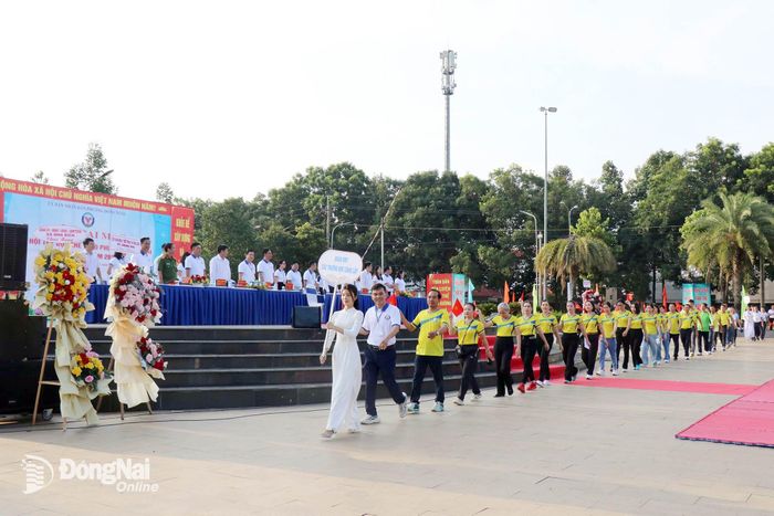 Các khối diễu hành biểu dương lực lượng. Ảnh: Ngọc Thuận