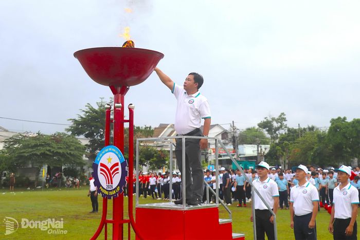 Phó Chủ tịch UBND phường Xuân Lập Hoàng Long Hà, Trưởng ban Tổ chức đại hội thắp ngọn đuốc truyền thống đại hội. Ảnh: An Nhơn