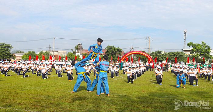 Một trong những điểm nhấn đặc sắc của đại hội là hơn 400 em học sinh, võ sinh Vovinam phường Xuân Lập tham gia đồng diễn thể dục, võ nhạc. Ảnh: An Nhơn