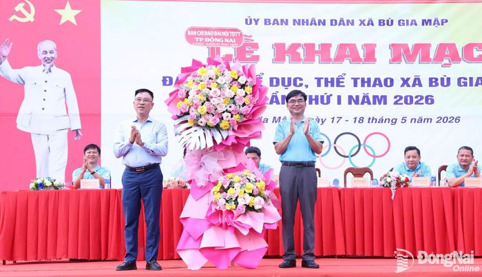 Phó Giám đốc Sở Văn hóa, Thể thao và Du lịch thành phố Đồng Nai Nguyễn Khắc Vĩnh tặng hoa chúc mừng đại hội. Ảnh: Nhật Lệ