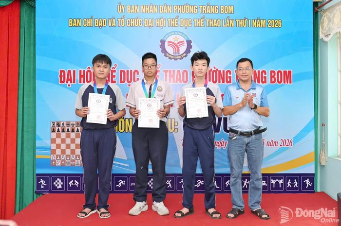 Ban Tổ chức trao giải cho các vận động viên đạt giải môn cờ vua. Ảnh: Thanh Toàn