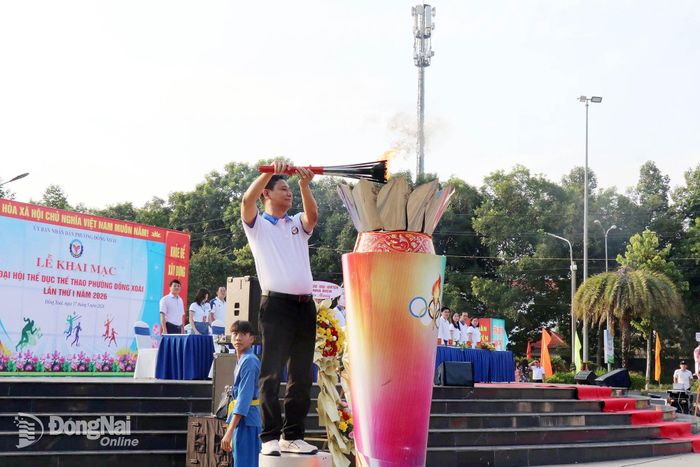 Phó Bí thư Đảng ủy, Chủ tịch UBND phường Đồng Xoài Dương Hoài Pha thực hiện nghi thức thắp đuốc truyền thống đại hội. Ảnh: Ngọc Thuận