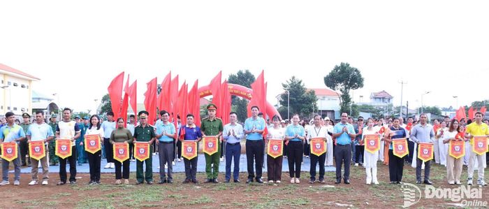 Các đại biểu, ban tổ chức đại hội tặng hoa, cờ lưu niệm cho các đơn vị tham dự lễ khai mạc. Ảnh: Nhật Lệ