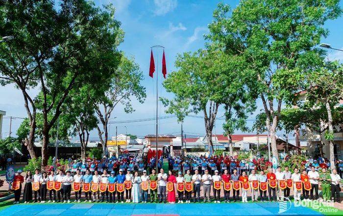 Ban tổ chức trao cờ lưu niệm cho các đơn vị tham gia. Ảnh: Võ Trọng