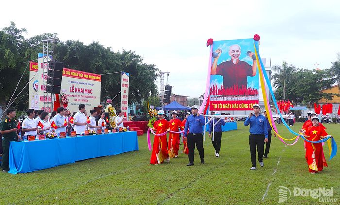 Đoàn rước kiệu ảnh Bác Hồ tập thể dục tiến vào lễ đài đại hội. Ảnh: An Nhơn
