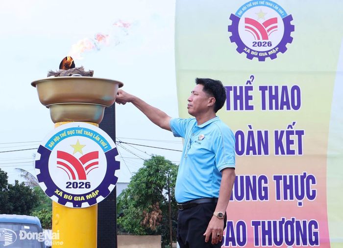Bí thư Đảng ủy, Chủ tịch HĐND xã Bù Gia Mập Lê Hoàng Nam thắp ngọn đuốc truyền thống đại hội. Ảnh: Nhật Lệ