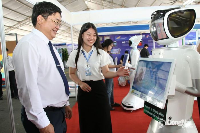 Thành ủy viên, Giám đốc Sở Khoa học và Công nghệ Phạm Văn Trinh tham quan triển lãm về khoa học và công nghệ, chuyển đổi số tại Ngày hội Techfest Dong Nai 2025. Ảnh: Hải Quân