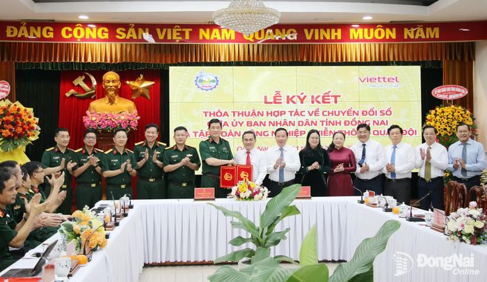 Lãnh đạo UBND tỉnh Đồng Nai (nay là thành phố Đồng Nai) và Tập đoàn Viettel ký kết thỏa thuận hợp tác về chuyển đổi số giai đoạn 2026-2030 vào cuối năm 2025. Ảnh: Hải Quân