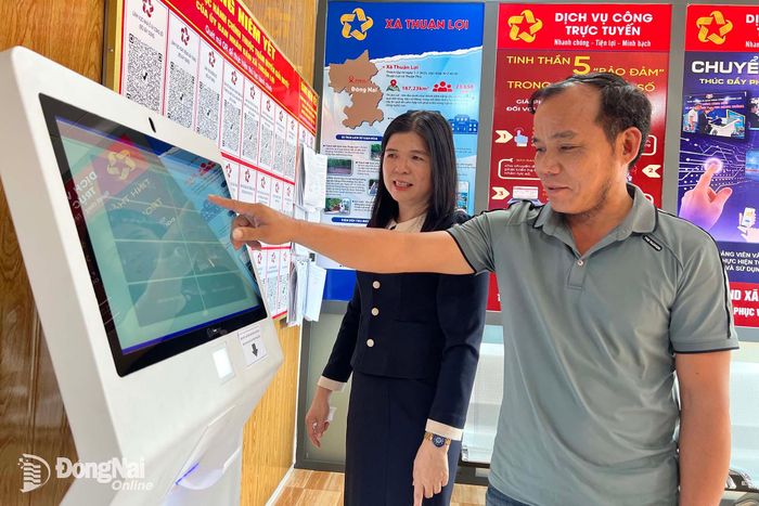 Người dân thực hiện thủ tục hành chính trực tuyến tại Trung tâm Phục vụ hành chính công xã Thuận Lợi (thành phố Đồng Nai). Ảnh: Hải Quân